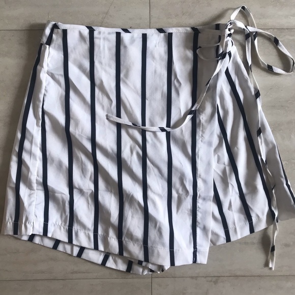 Dresses & Skirts - STRIPED TIE SKORT. NEVER WORN.